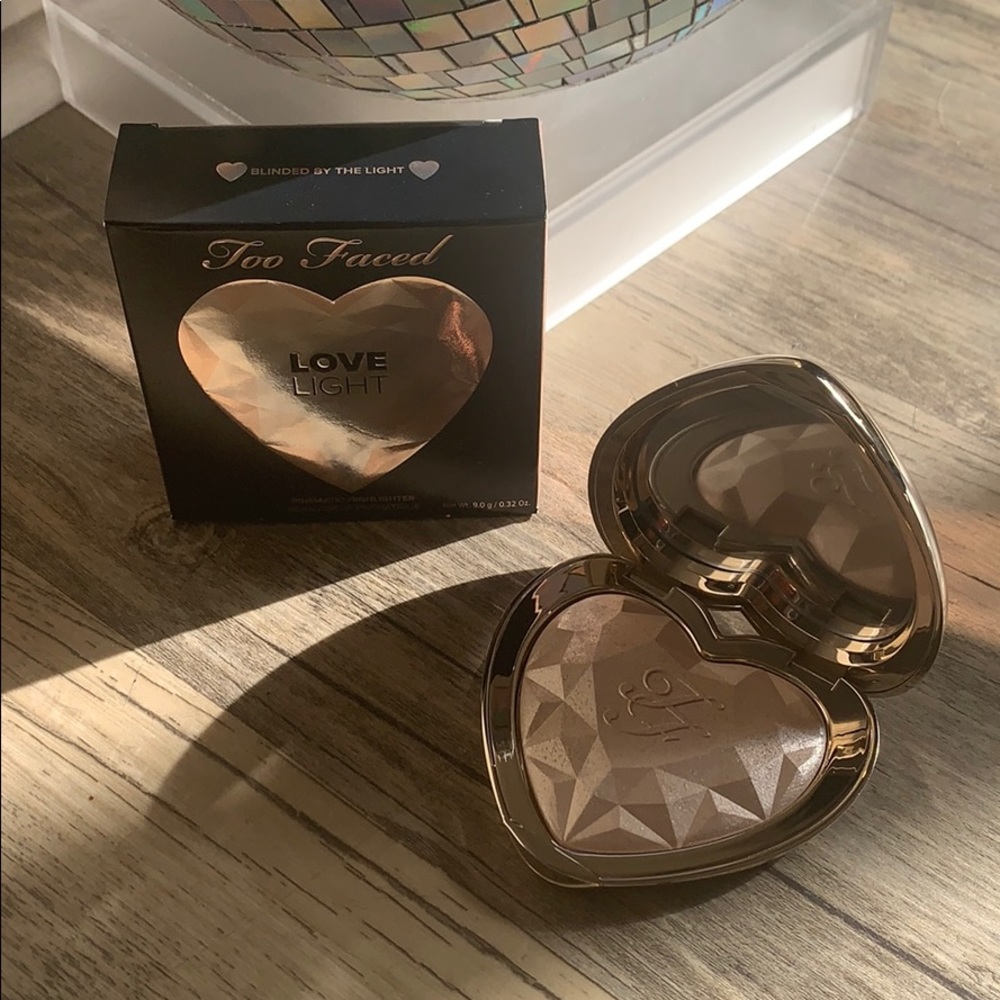 Too Faced LOVE LIGHT highlighter